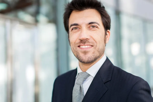 Hombre de negocios guapo al aire libre —  Fotos de Stock