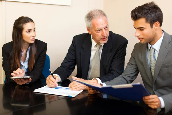 Parceiros comerciais discutindo — Fotografia de Stock