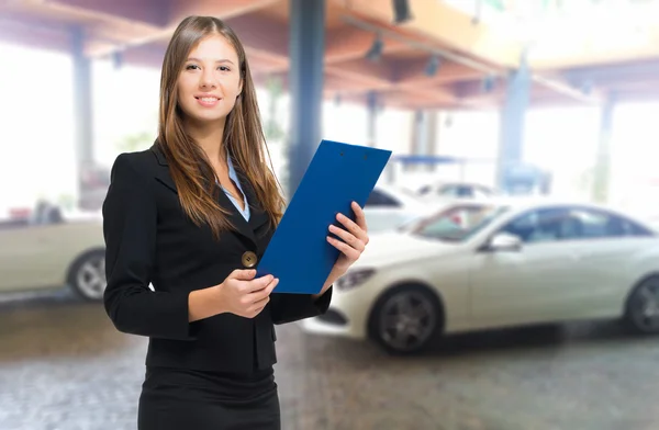 Kvinnlig bilhandlare ler — Stockfoto
