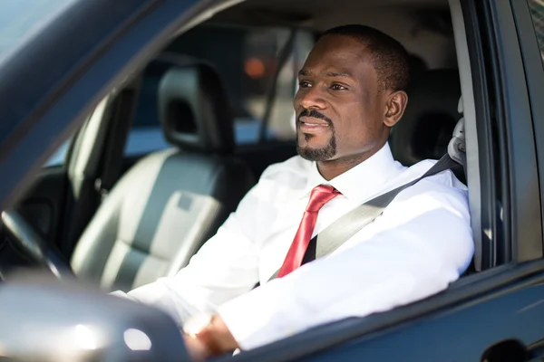 Empresário dirigindo seu carro — Fotografia de Stock