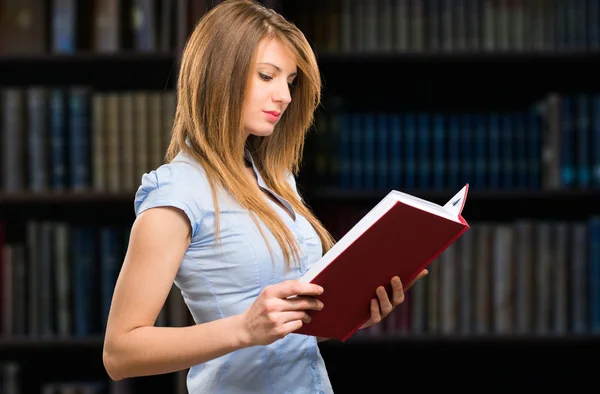 Zakenvrouw lezen van haar boek — Stockfoto