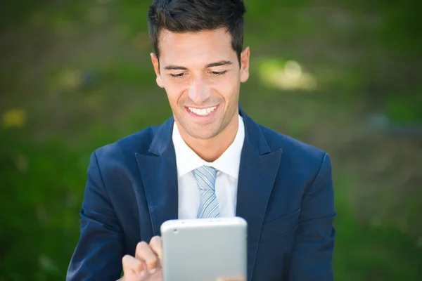 Podnikatel pomocí jeho tablet — Stock fotografie