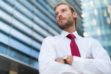 ofis binası önünde yakışıklı işadamı