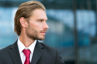 bir iş ortamında iş adamı