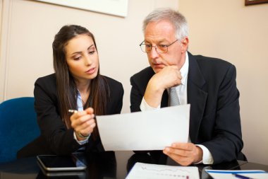 ofiste çalışan iş insanlar