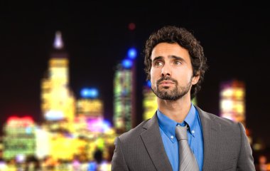 Gece şehir içinde olgun iş adamı