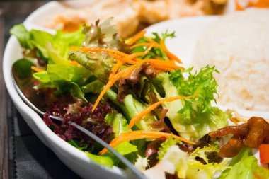 Birçok farklı gıdalar içeren büyük tabak