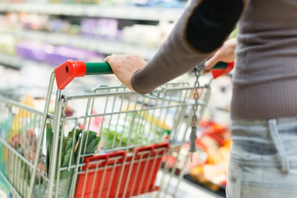 Женщина за покупками в супермаркете — стоковое фото