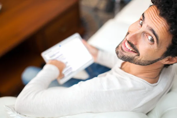 Jonge man met behulp van tablet — Stockfoto