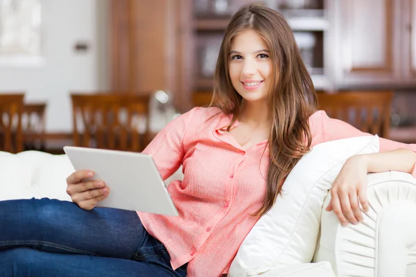 Kvinna med hjälp av tablet PC i lägenhet — Stockfoto