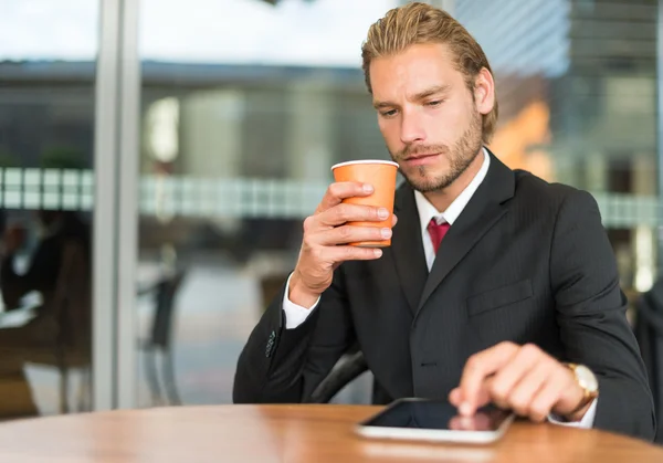 Empresario usando tableta en cafetería — Foto de Stock