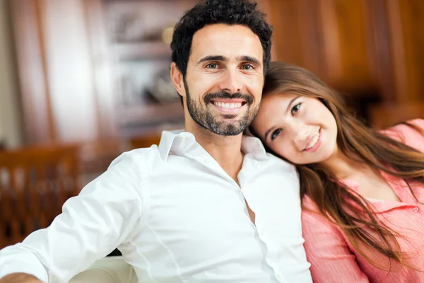 Casal no sofá apaixonado — Fotografia de Stock