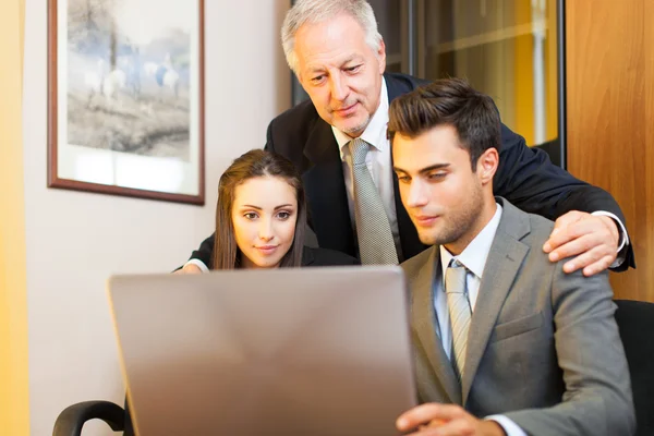 Gente de negocios en el trabajo en oficina — Foto de Stock