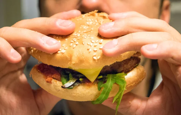 Man eating an hamburger — Stock Photo, Image