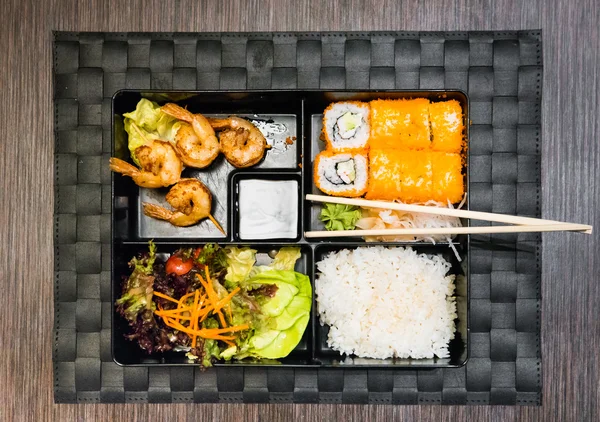Bento låda som innehåller många olika typer av mat — Stockfoto