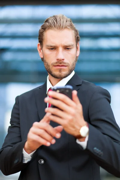 Zakenman die zijn telefoon gebruikt — Stockfoto