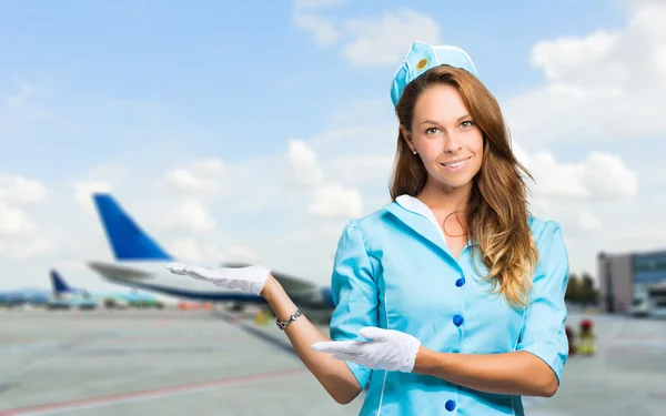 Hostess lächelt am Flughafen — Stockfoto