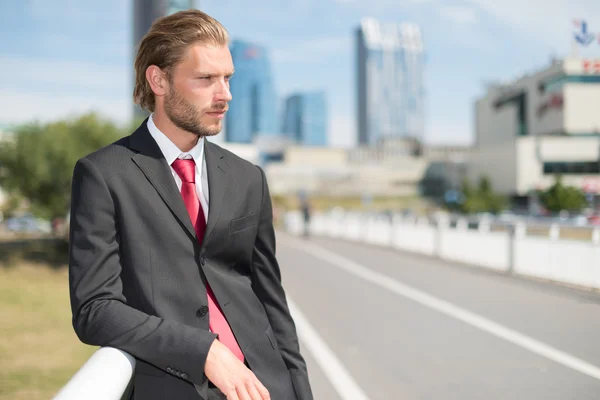 Uomo d'affari che guarda la città — Foto Stock