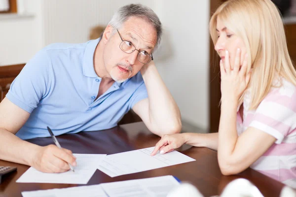 Paar huis financiën doen — Stockfoto