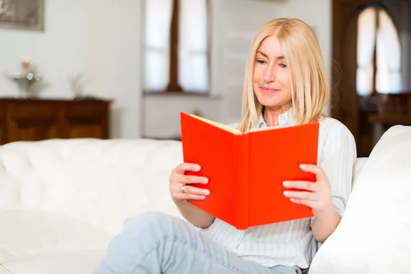 Gammal kvinna läser en bok — Stockfoto