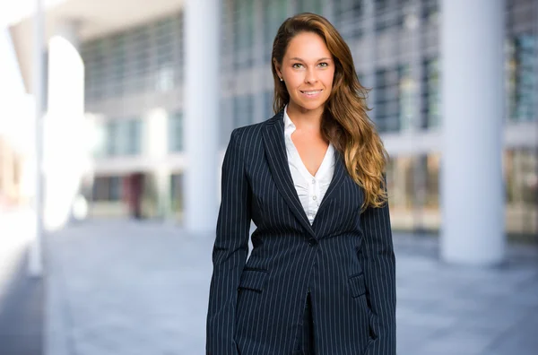 Sorrindo empresária ao ar livre — Fotografia de Stock