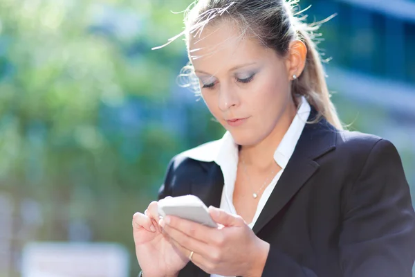 Mulher usando telefone ao ar livre — Fotografia de Stock