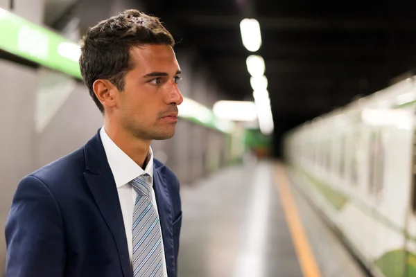 Zakenman wachten op metro — Stockfoto