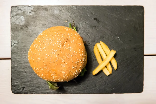 Gustoso hamburger con patatine fritte — Foto Stock