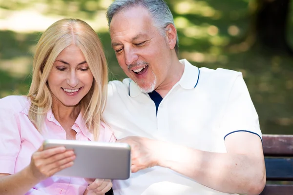 Äldre par med en tablett — Stockfoto