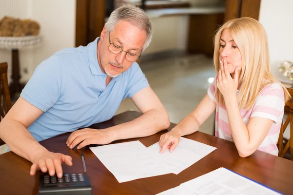 Couple calculating their expenses — Stock Photo, Image
