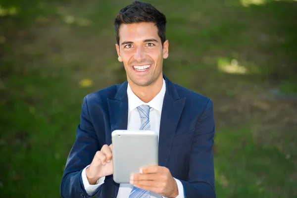 Uomo d'affari utilizzando il suo tablet — Foto Stock