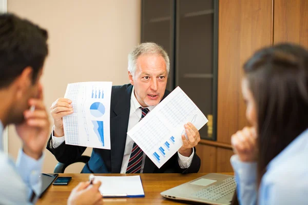 Empresario hablando con pareja —  Fotos de Stock