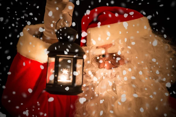 Santa Claus innehar en lykta — Stockfoto
