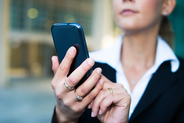 Žena pomocí svého chytrého telefonu — Stock fotografie