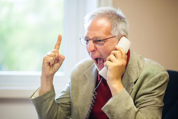 Arg affärsman ropade på telefon — Stockfoto