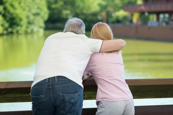 Couple in front of lake — Stock Photo, Image
