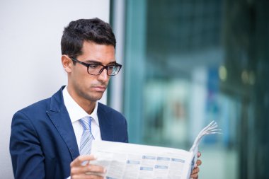 İş adamı gazete okuyor.