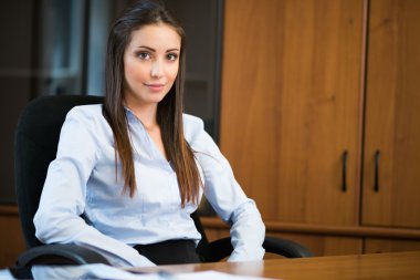 Ofiste gülümseyen kadın.