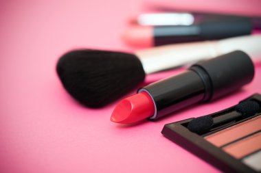 Kalıcı makyaj ürünleri ve araçları