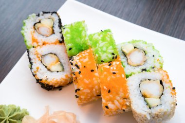 suşi Japon restoranında servis