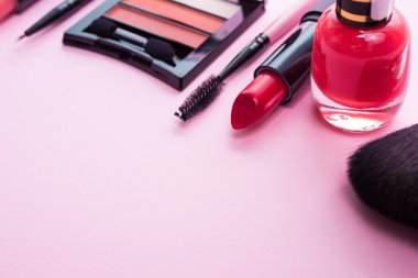 Kalıcı makyaj ürünleri ve araçları