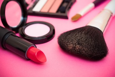 Kalıcı makyaj ürünleri ve araçları