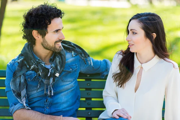 Couple assis ensemble sur le banc — Photo