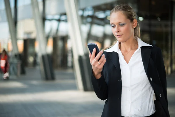 Donna d'affari utilizzando il suo telefono cellulare — Foto Stock