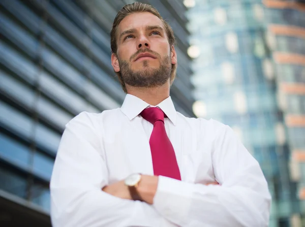 Homme d'affaires dans un environnement d'affaires — Photo