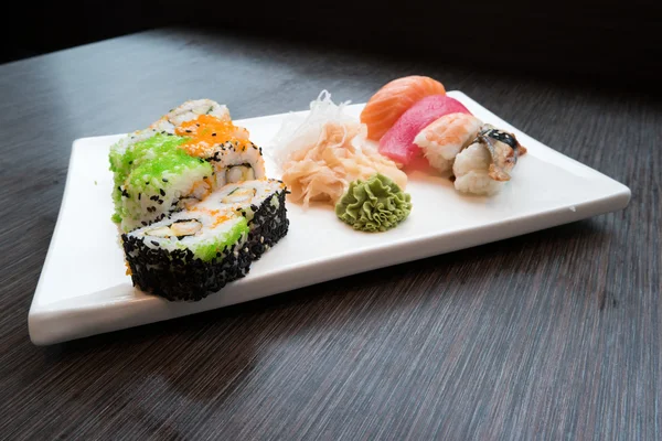 Sushi servito in un ristorante giapponese — Foto Stock