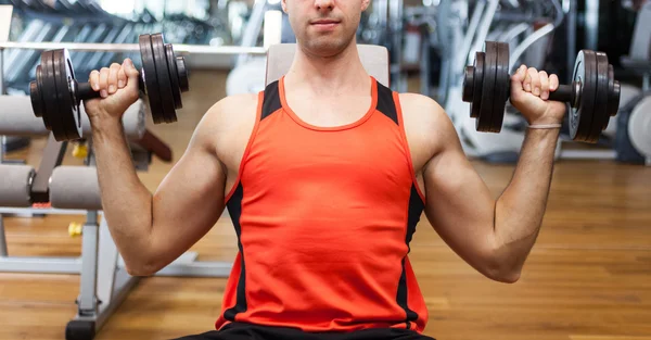 Hombre entrenando duro en el gimnasio — Foto de Stock