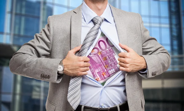 Mann zeigt Euro unter Hemd — Stockfoto