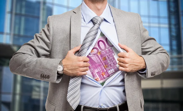 Hombre mostrando euro bajo camisa —  Fotos de Stock