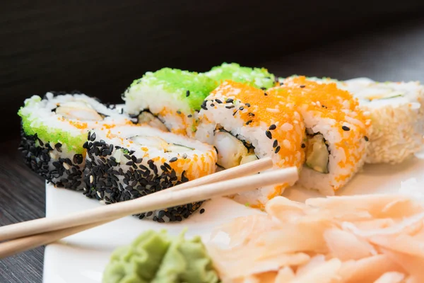 Ρολά σούσι σερβίρεται σε ένα ιαπωνικό εστιατόριο — Φωτογραφία Αρχείου